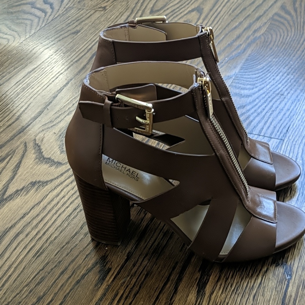 MK cognac heel